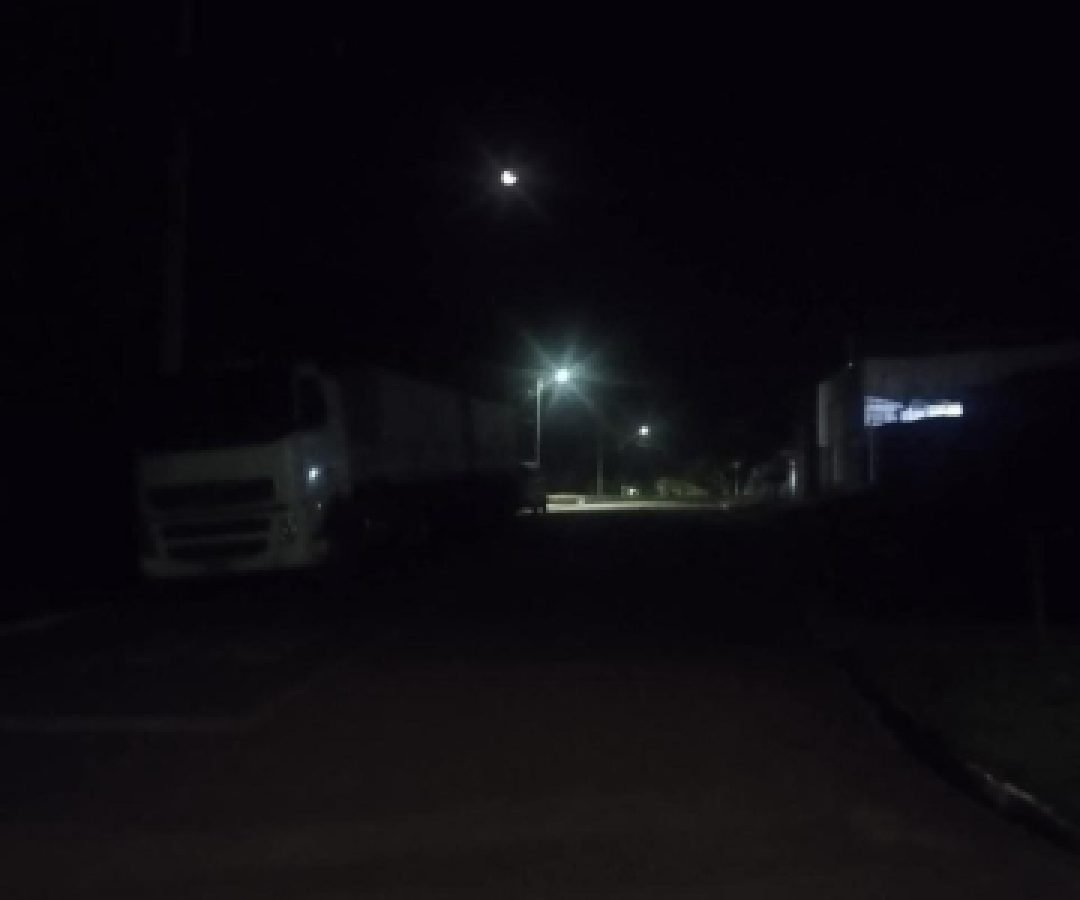 Moradores cobram solução para falhas na iluminação da Rua Amambai em Santa Tereza do Oeste
