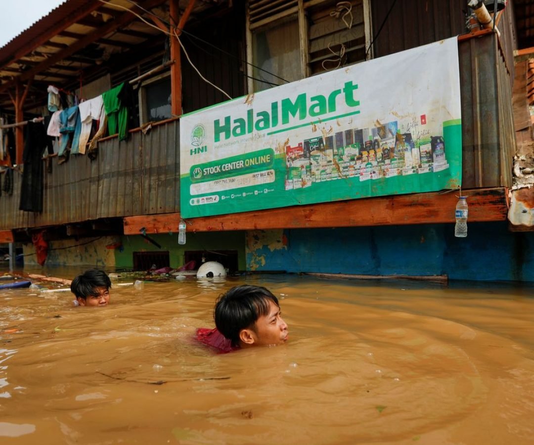 Mortes por enchentes na Ilha de Sumatra ultrapassam 900