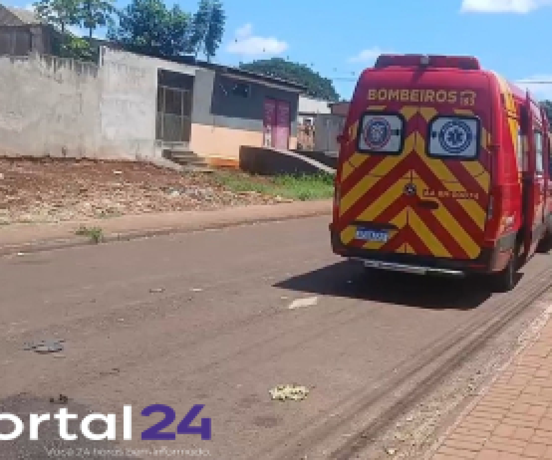 Moto conduzida por menor colide com carro em frente ao Colégio Interlagos, em Cascavel