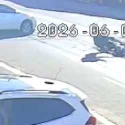 Moto é atingida por carro na Avenida Tito Muffato