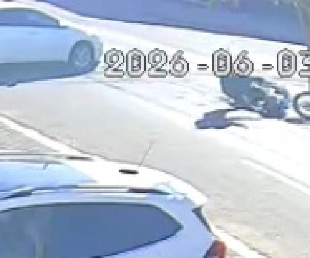 Moto é atingida por carro na Avenida Tito Muffato