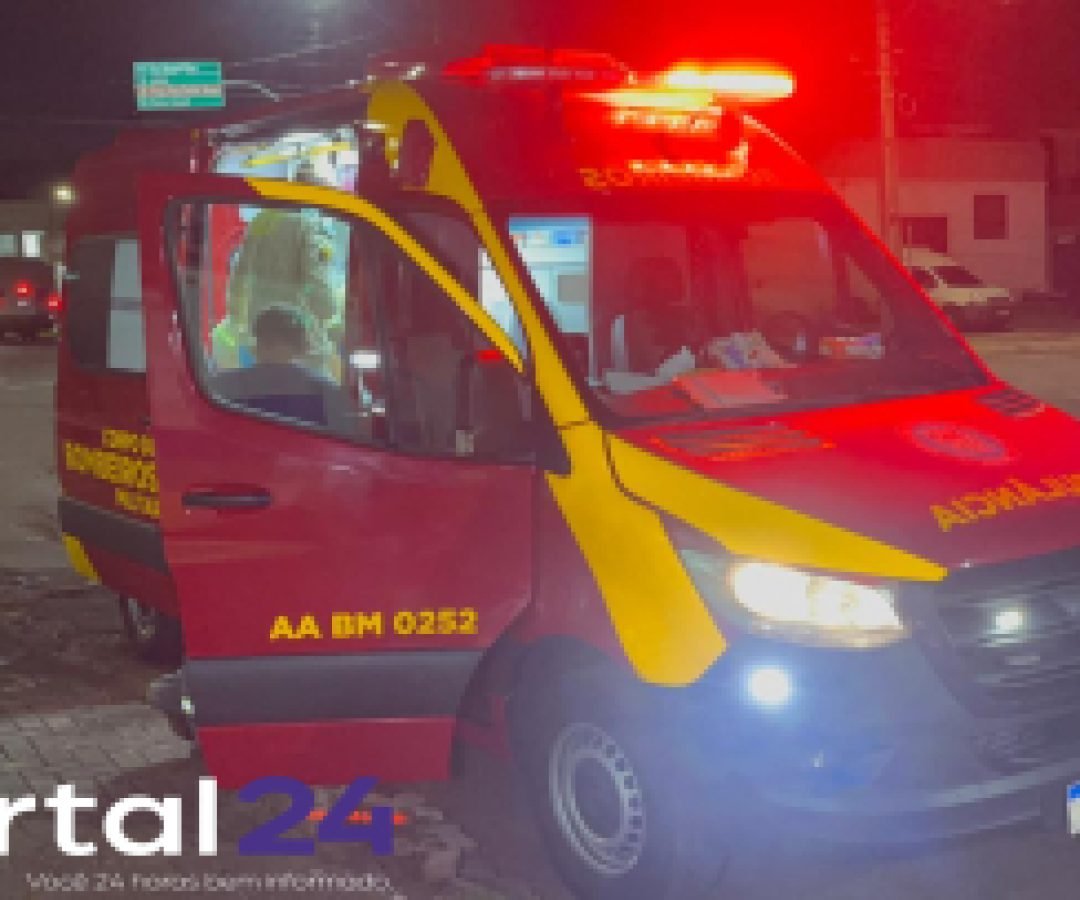 Motoboy fica ferido após perder controle da moto e bater em carro no bairro Neva, em Cascavel