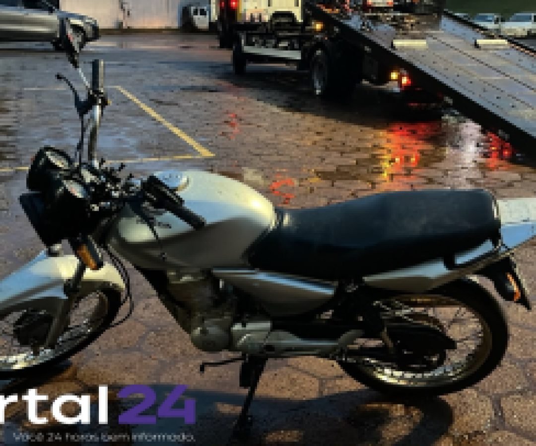 Motocicleta com alerta de furto é recuperada pela PM no Bairro Coqueiral, em Cascavel