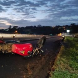 Motociclista atropela cachorro, abandona moto, que é atingida por Sandero na PRc-467