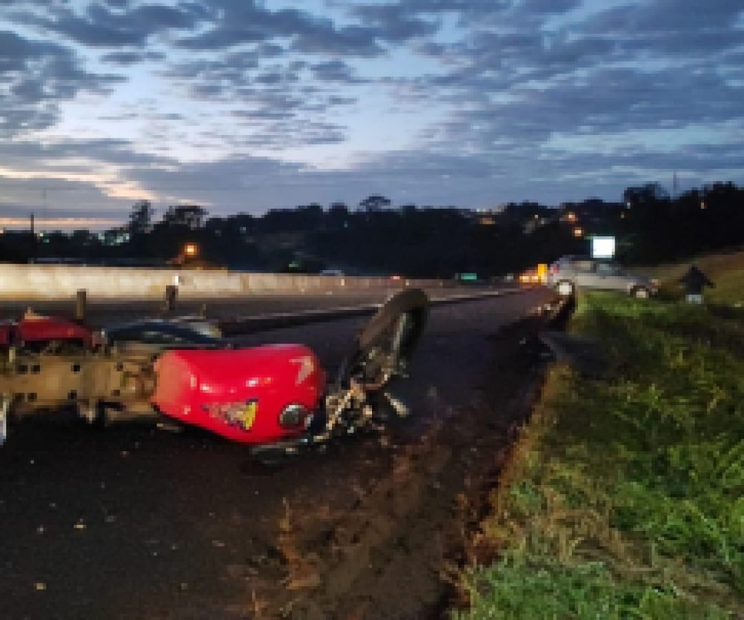 Motociclista atropela cachorro, abandona moto, que é atingida por Sandero na PRc-467