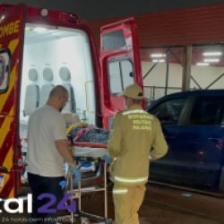 Motociclista de 21 anos sofre fratura no cotovelo após colisão com carro na Rua Pio XII, em Cascavel