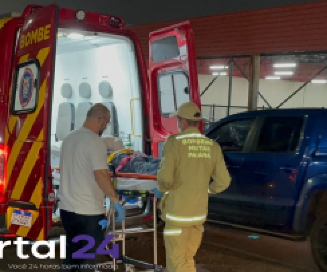 Motociclista de 21 anos sofre fratura no cotovelo após colisão com carro na Rua Pio XII, em Cascavel