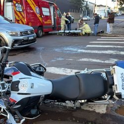 Motociclista de 64 anos fica ferido em acidente no cruzamento das ruas São Paulo e Manoel Ribas