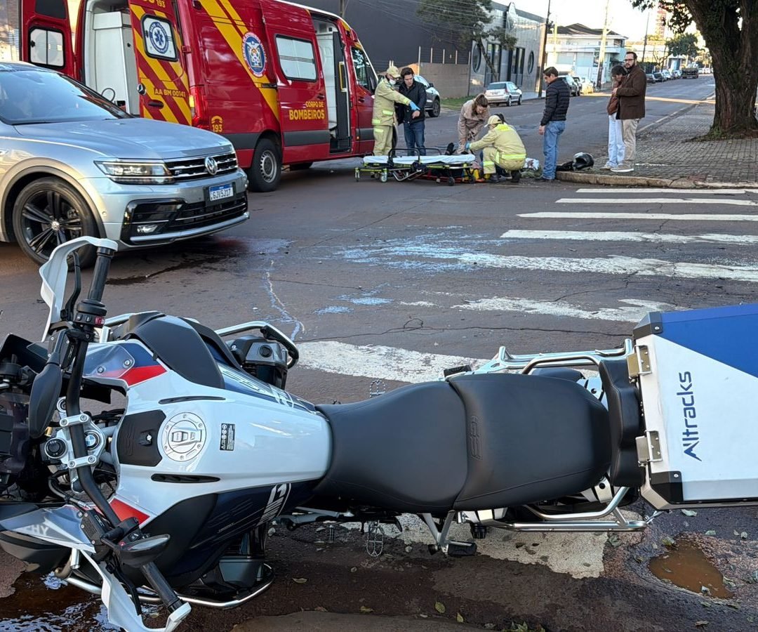Motociclista de 64 anos fica ferido em acidente no cruzamento das ruas São Paulo e Manoel Ribas