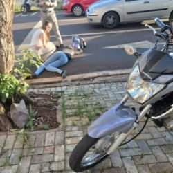 Motociclista fica ferida em acidente no centro de Cascavel