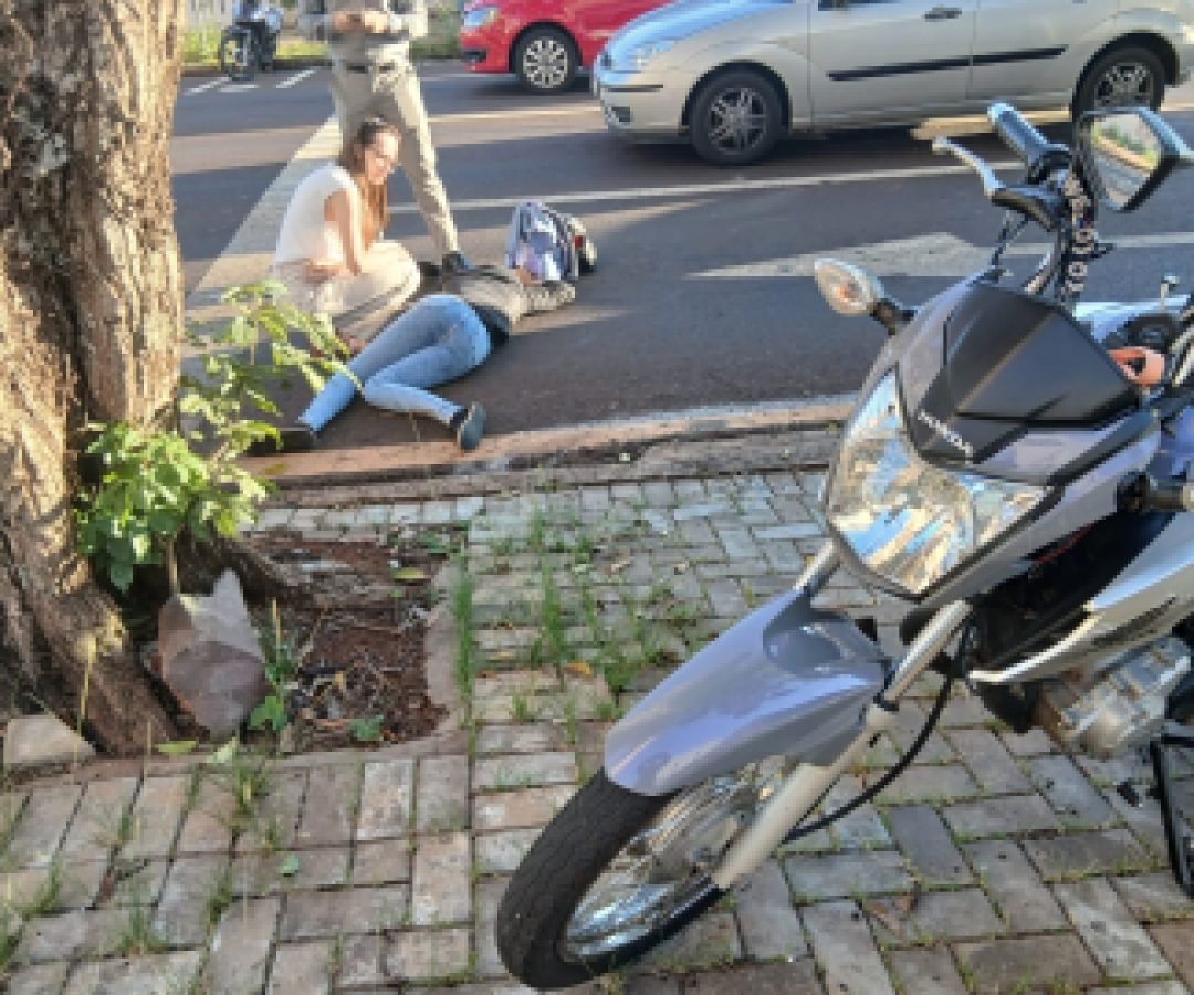 Motociclista fica ferida em acidente no centro de Cascavel