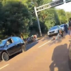 Motociclista fica ferido após atropelar e matar cachorro em Cascavel