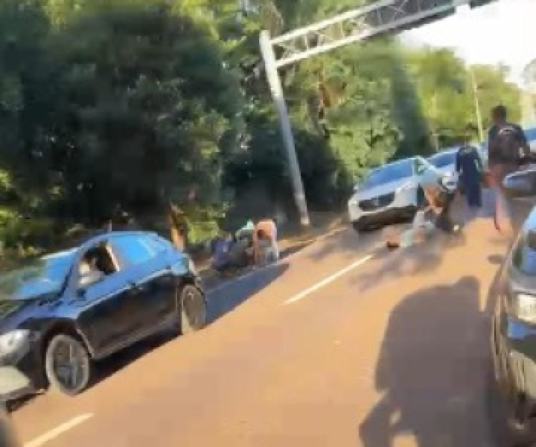 Motociclista fica ferido após atropelar e matar cachorro em Cascavel