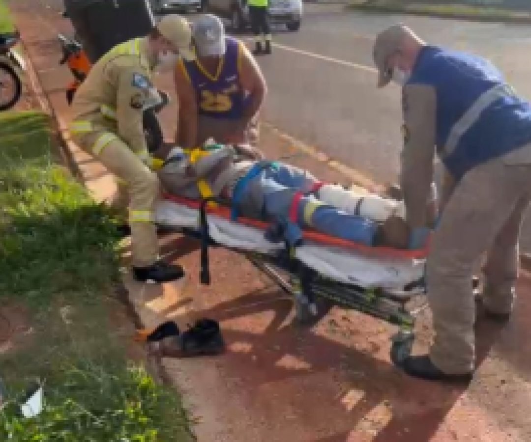 Motociclista fica ferido em acidente com trator em Cascavel