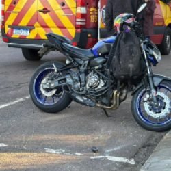 Motociclista fica ferido em acidente na rua Jacarezinho
