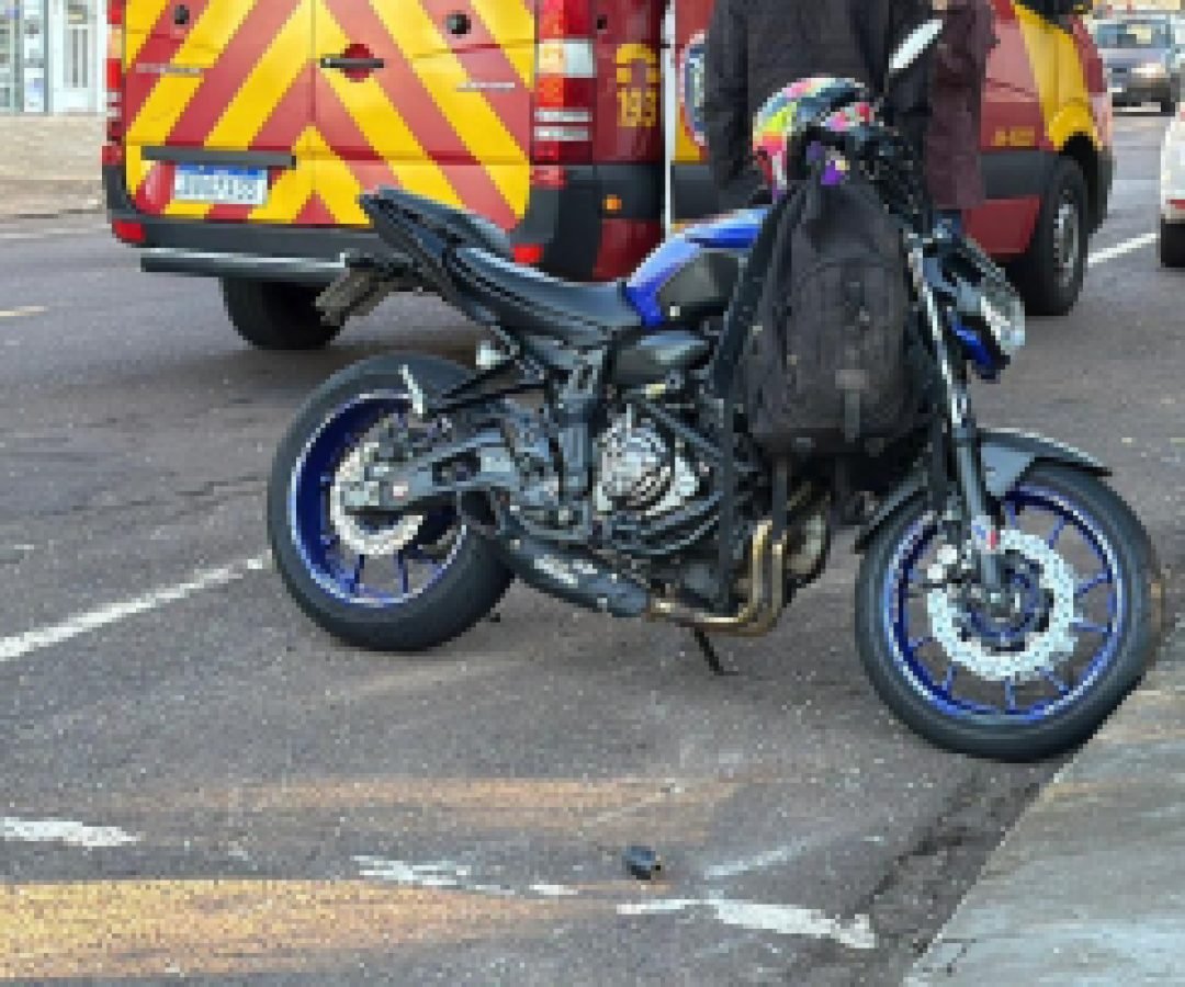 Motociclista fica ferido em acidente na rua Jacarezinho