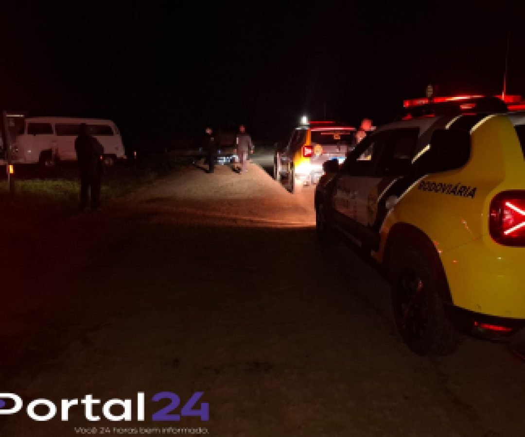 Motociclista morre e passageiro fica ferido em grave colisão entre moto e Kombi na PR-340