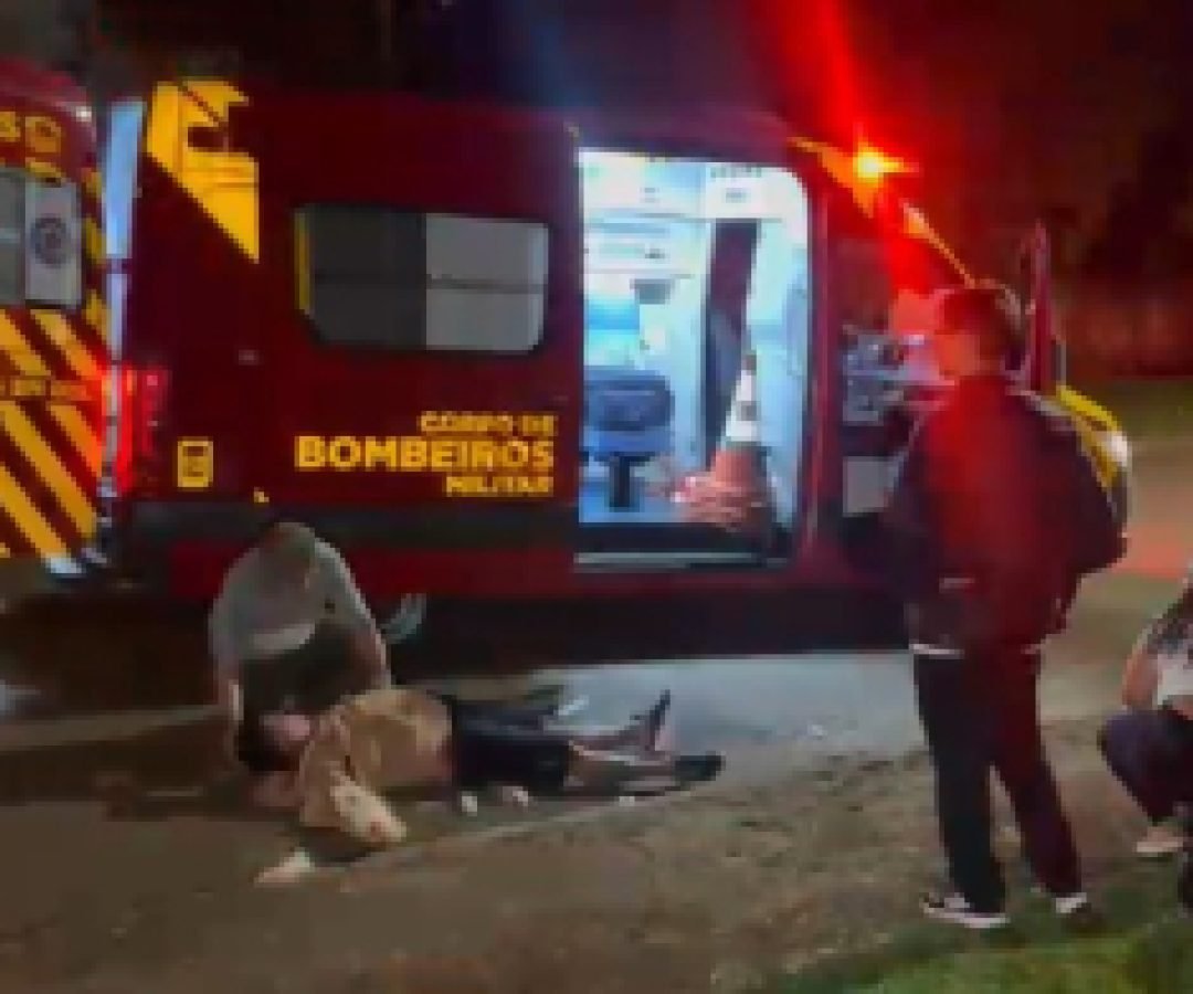 Motociclista na contramão provoca acidente e deixa dois irmãos feridos