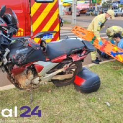 Motociclista perde controle em rotatória e colide contra poste em Cascavel