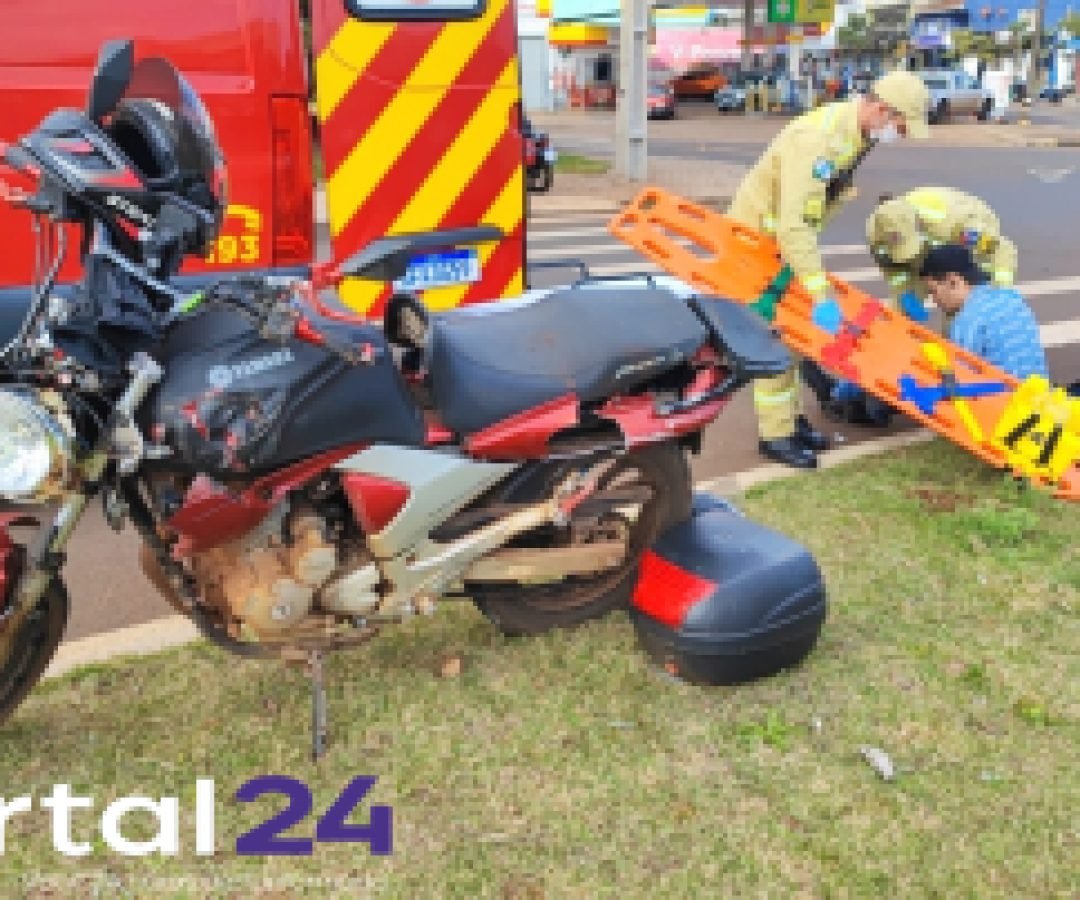 Motociclista perde controle em rotatória e colide contra poste em Cascavel