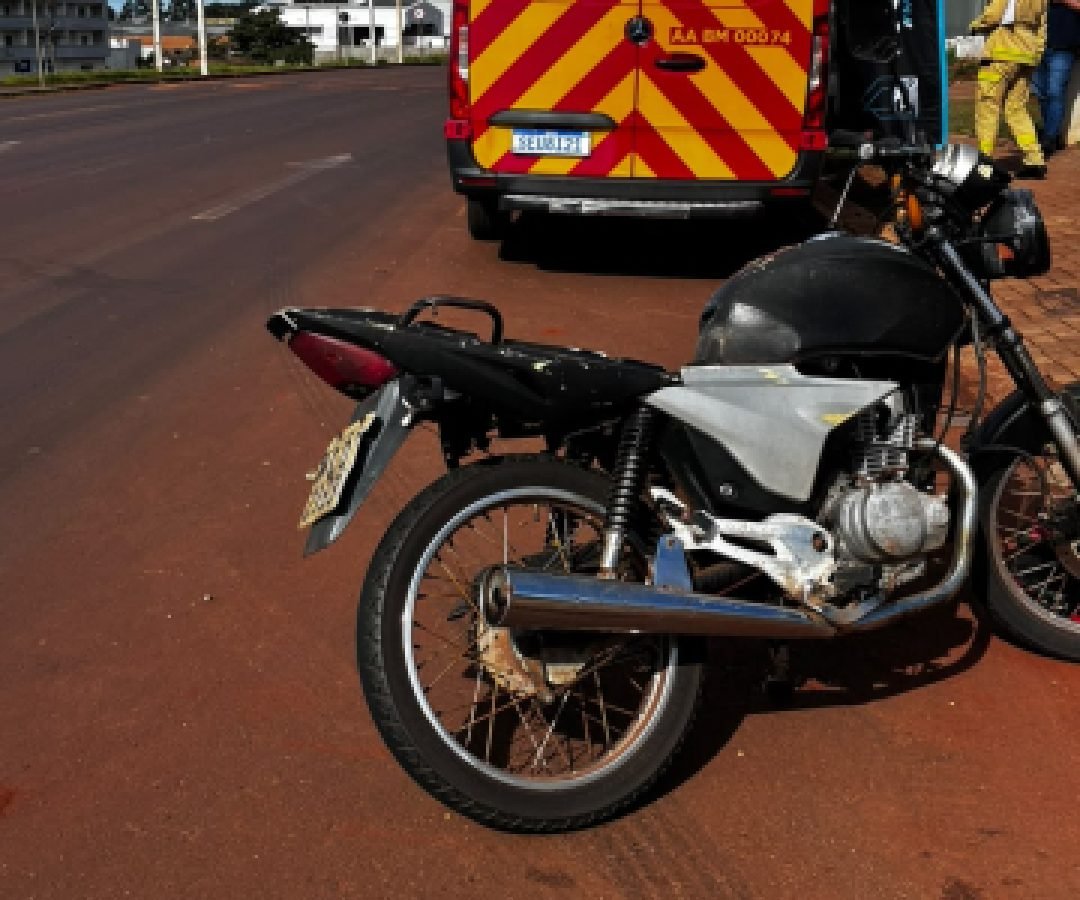 Motociclista sofre contusão mental após bater na traseira de caminhão em Cascavel