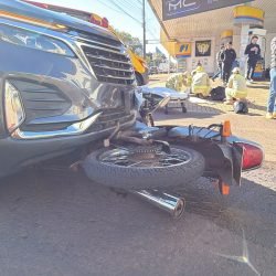 Motociclista sofre fratura grave após colisão com SUV em cruzamento de Cascavel