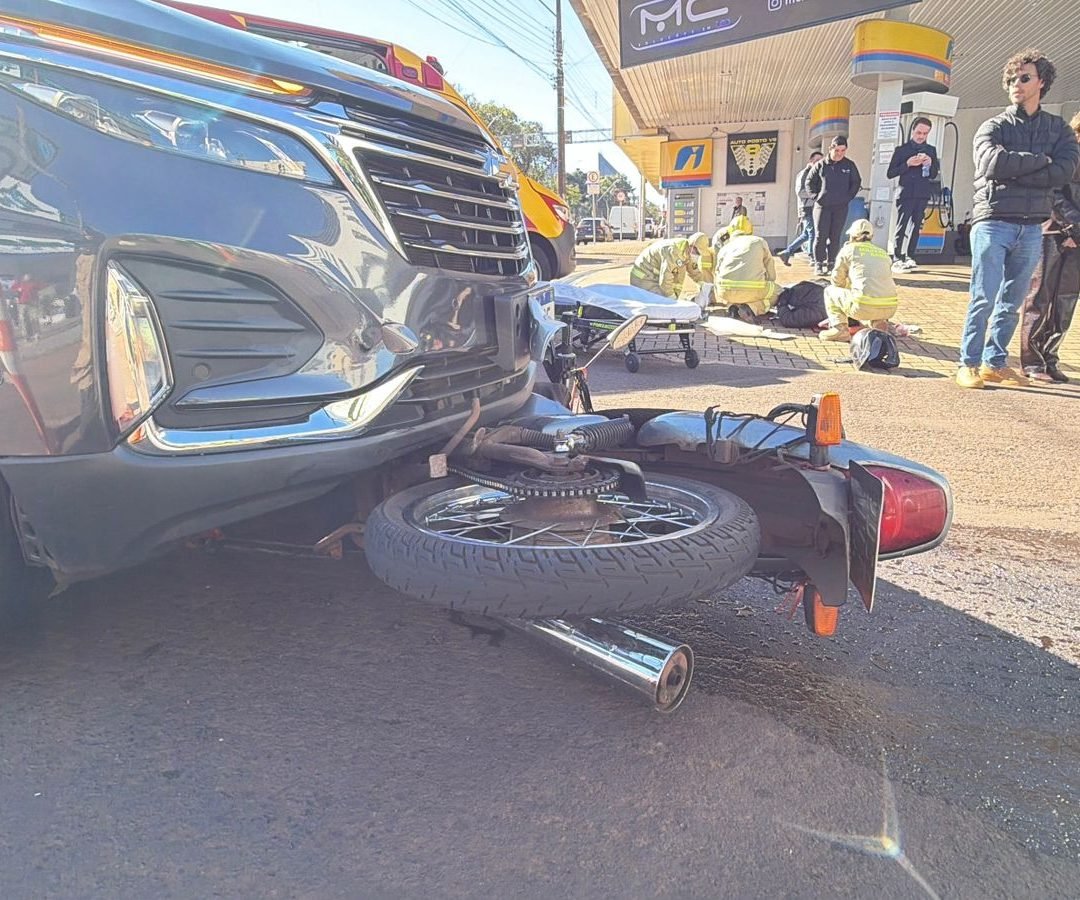 Motociclista sofre fratura grave após colisão com SUV em cruzamento de Cascavel
