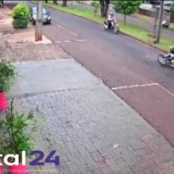 Motoqueiros caem após óleo na pista na Rua Jorge Walter Sim, em Campo Mourão