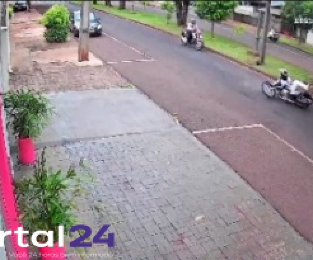 Motoqueiros caem após óleo na pista na Rua Jorge Walter Sim, em Campo Mourão