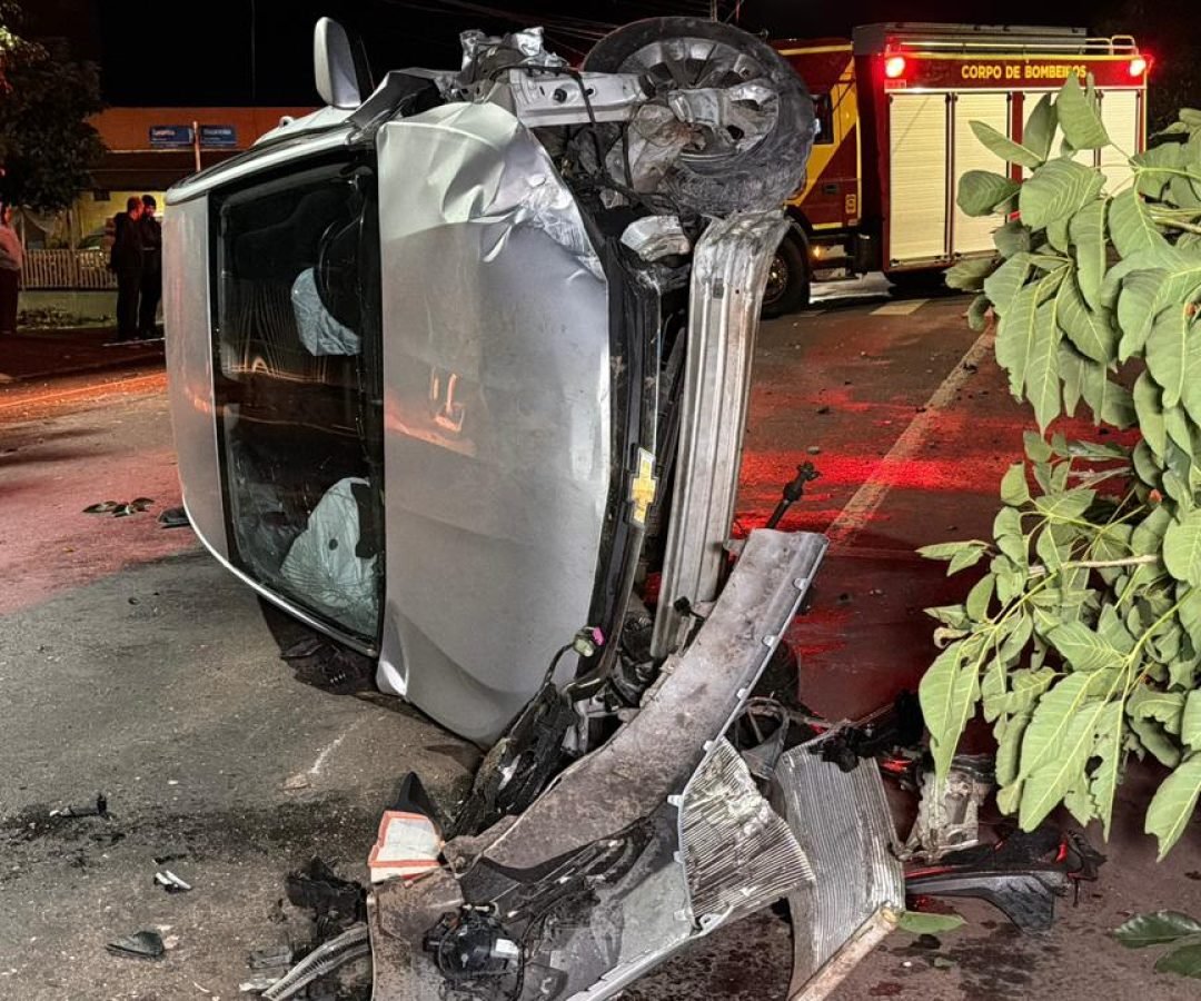 Motor é lançado para fora de veículo após forte acidente no bairro Santa Cruz