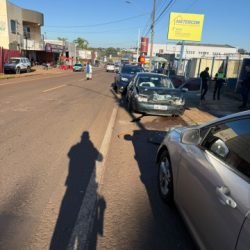 Motorista em fuga causa série de infrações, colisões e é contido após perseguição na Avenida Souza Naves