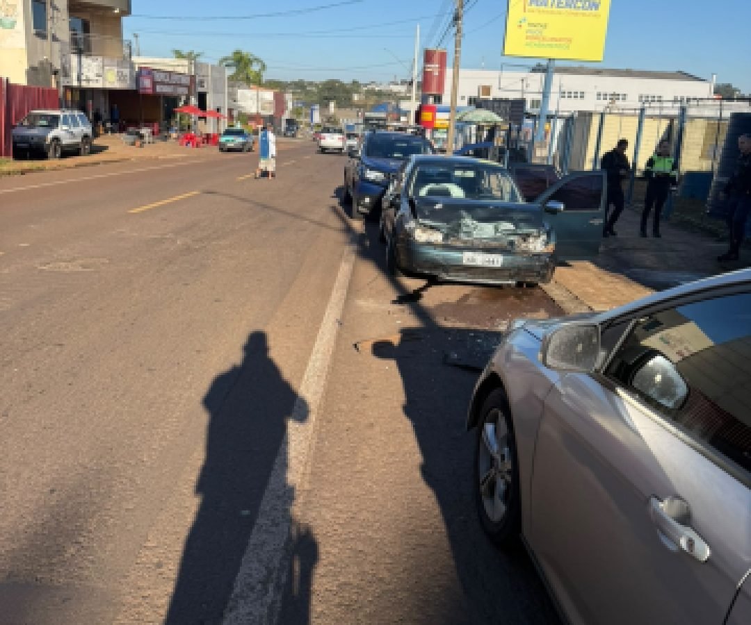 Motorista em fuga causa série de infrações, colisões e é contido após perseguição na Avenida Souza Naves