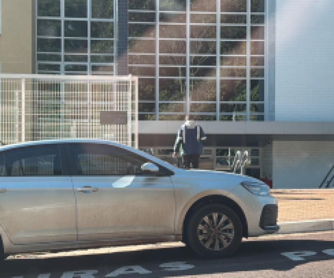 Motorista envolvido em acidente na Av. Carlos Gomes se apresenta à Polícia Civil