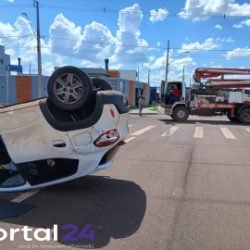 Motorista fica ferida após caminhão atingir carro no loteamento Recanto Tropical, em Cascavel