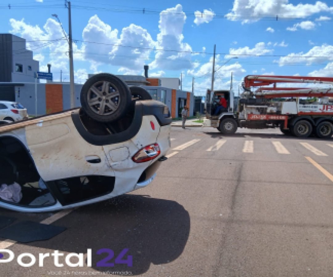 Motorista fica ferida após caminhão atingir carro no loteamento Recanto Tropical, em Cascavel