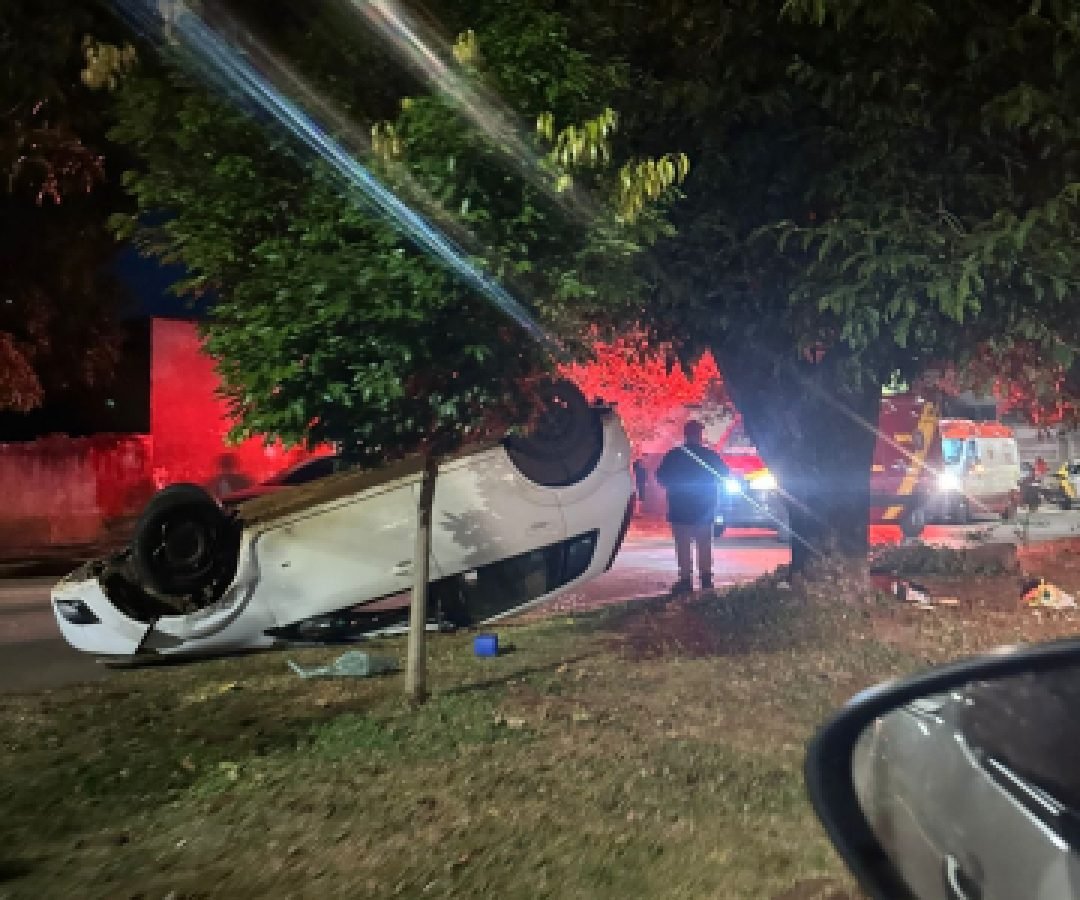 Motorista fica ferido após capotamento no centro de Campo Mourão