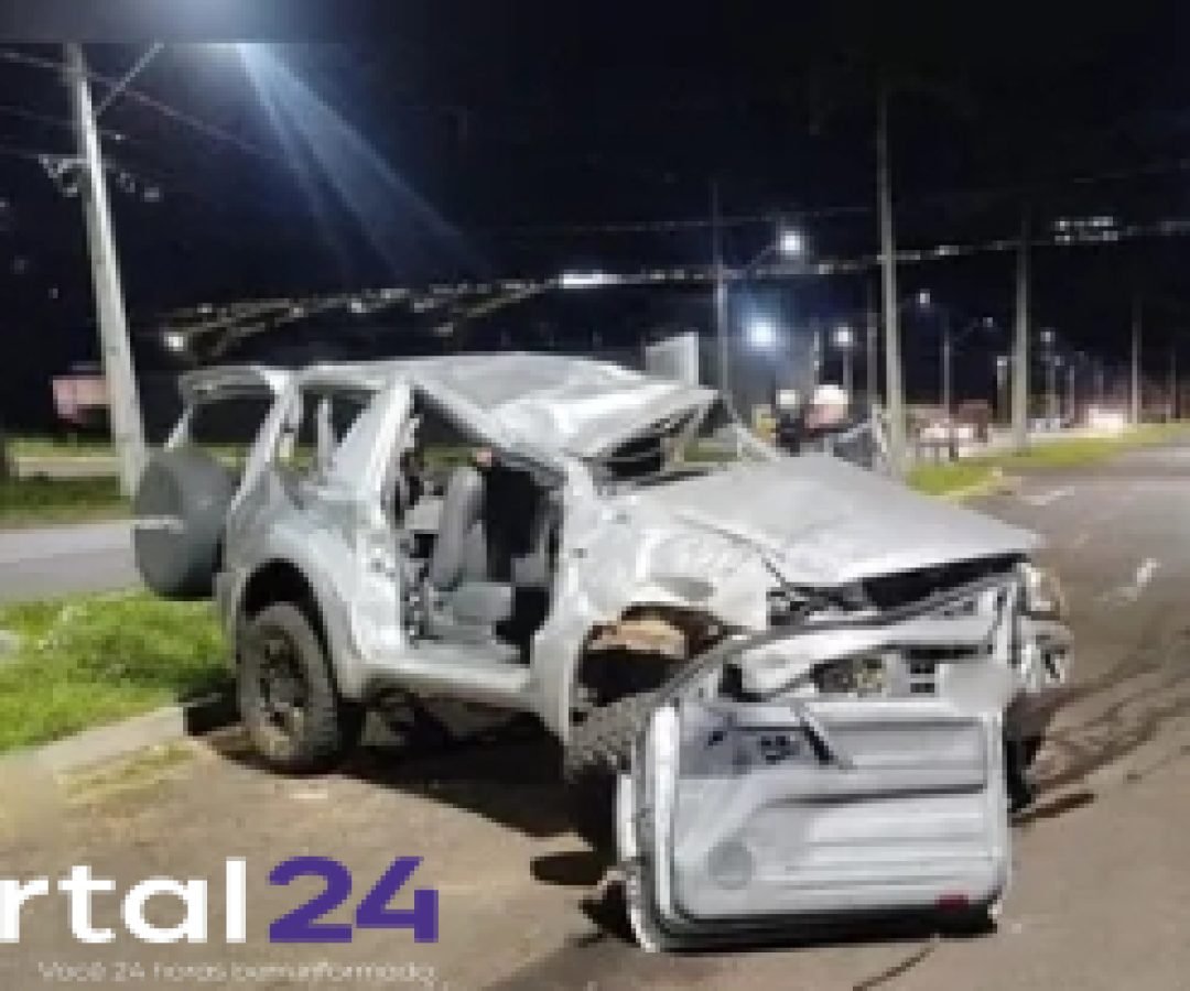 Motorista fica preso às ferragens após colisão entre utilitários em Apucarana