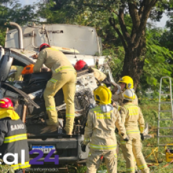 Motorista fica preso às ferragens após grave acidente com caminhão no Contorno Sul de Maringá