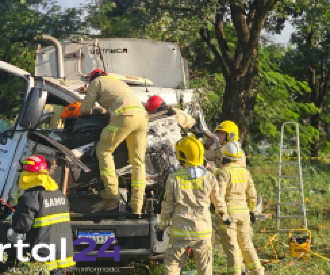 Motorista fica preso às ferragens após grave acidente com caminhão no Contorno Sul de Maringá