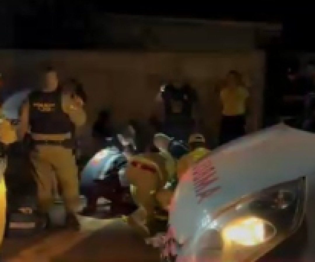 Motorista foge após atingir moto e deixar duas jovens feridas no Lar Paraná em Campo Mourão