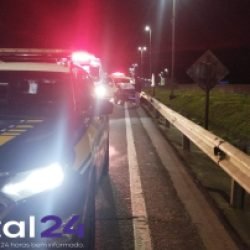 Motorista morre após carro atingir traseira de caminhão na BR-376, em Guaratuba