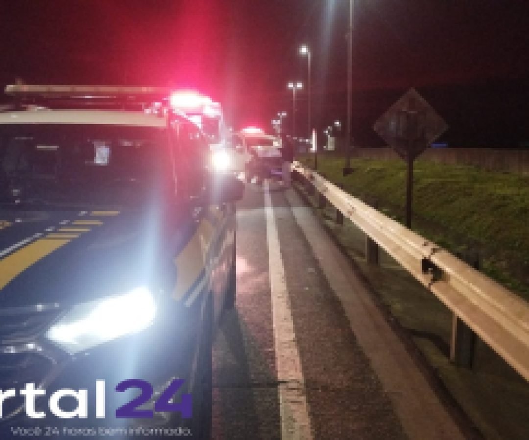 Motorista morre após carro atingir traseira de caminhão na BR-376, em Guaratuba