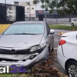 Motorista passa mal, perde controle de carro e provoca acidente no Centro de Cascavel