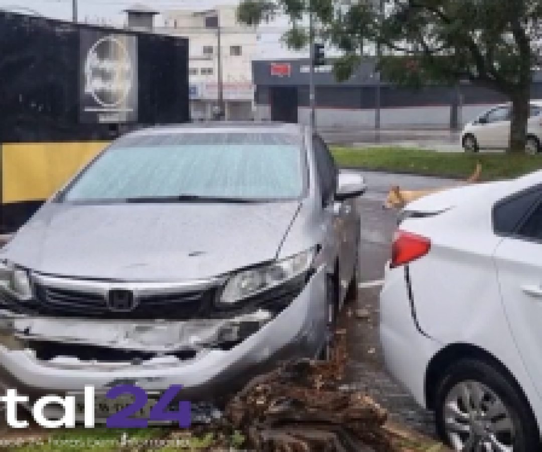 Motorista passa mal, perde controle de carro e provoca acidente no Centro de Cascavel