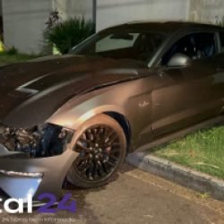 Motorista perde controle de Mustang e bate contra muro no Centro de Cascavel