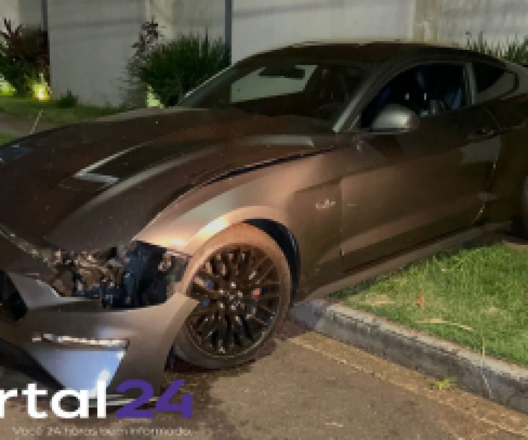 Motorista perde controle de Mustang e bate contra muro no Centro de Cascavel
