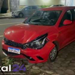 Motorista perde controle e carro para ao atingir árvore no Centro de Cascavel