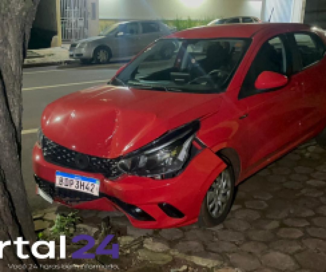 Motorista perde controle e carro para ao atingir árvore no Centro de Cascavel