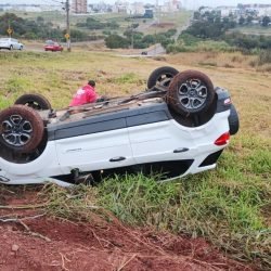 Motorista perde o controle da direção e capota veículo em barranco no Loteamento Fag, em Cascavel