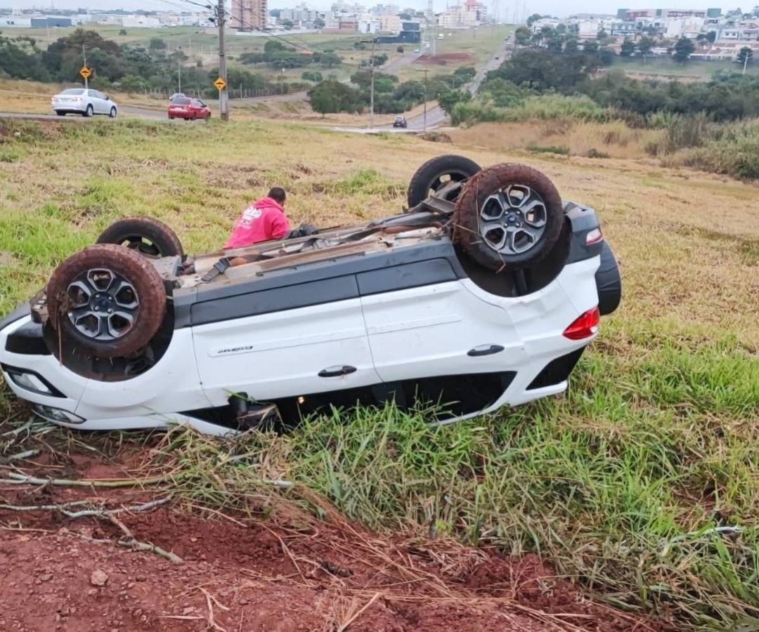 Motorista perde o controle da direção e capota veículo em barranco no Loteamento Fag, em Cascavel